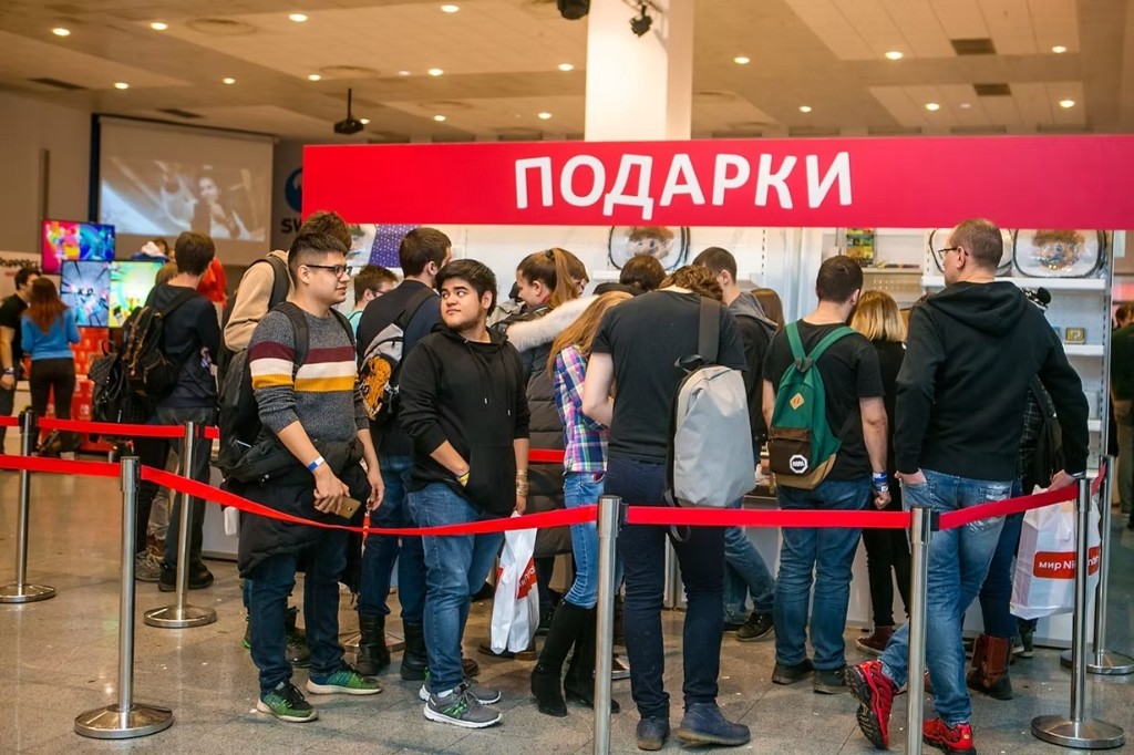 B2B-экспозиция и подарки — Стенды, очереди за мерчем и прямые контакты с брендами